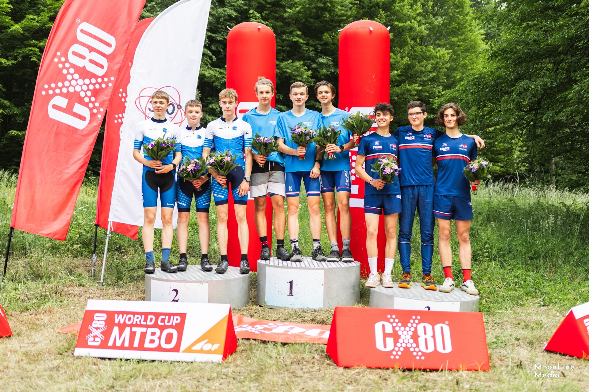 Čeští závodníci na nejvyšším stupni při květinovém ceremoniálu